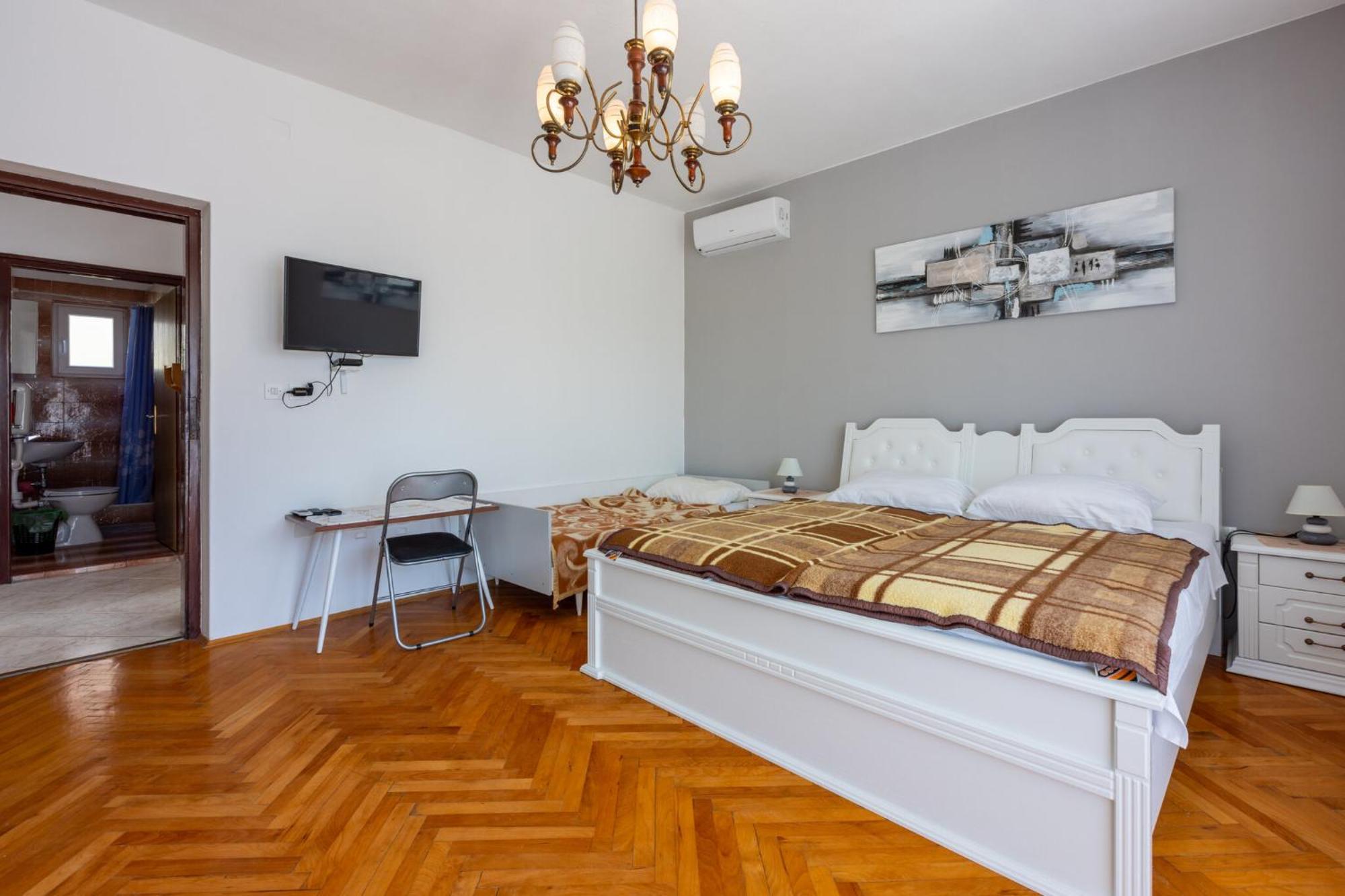 Srebrnjak Apartment *